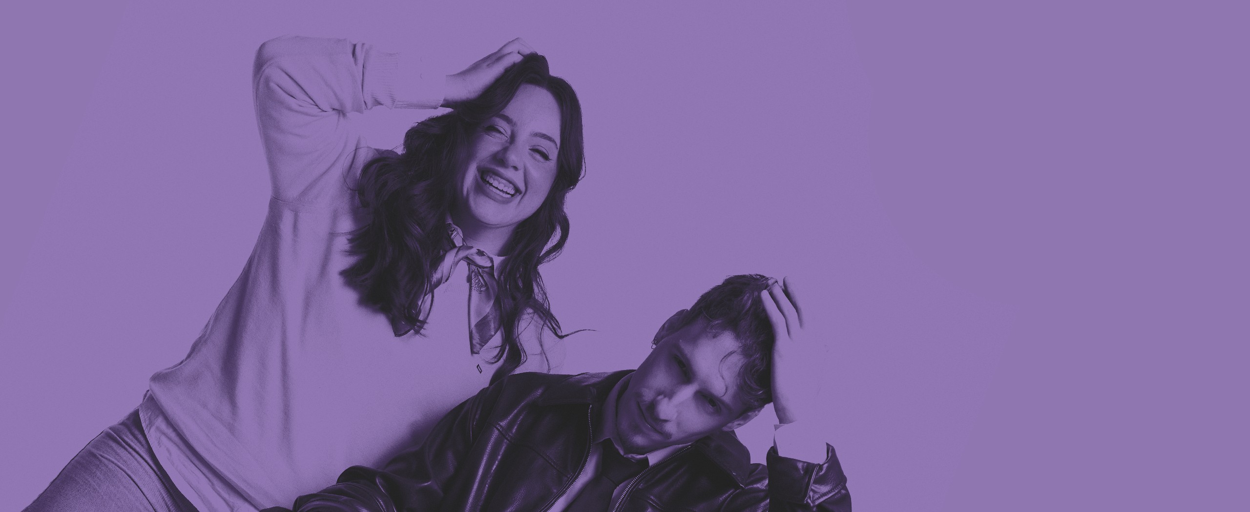 Duas pessoas rindo, em tons de roxo